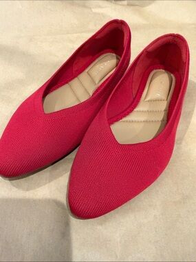 Kelly & Katie Red Pointed Cushioned Heel Ballet Flat Size 6 Medium Width.